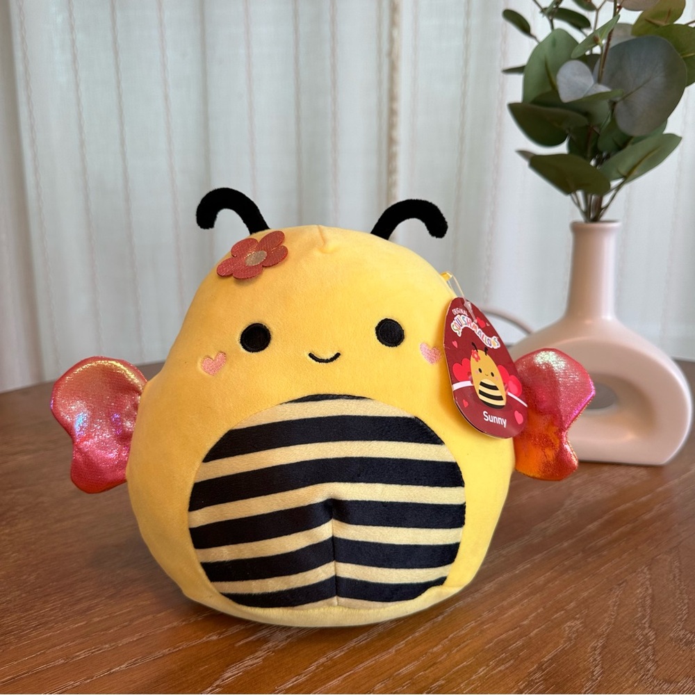 Sunny the Bumble Bee - Valentines Edition 8” Squishmallow